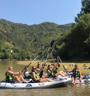 skupina lidí na voru na řece