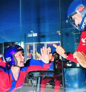 ein Mann und eine Frau stehen vor einem Spiegel