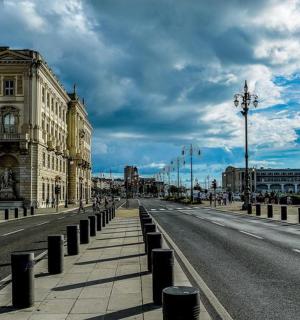 prázdná ulice ve městě s budovou