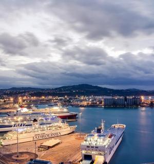 Skupina lodí zakotvených v přístavu v noci