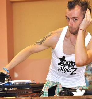 一名男子站在键盘前