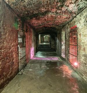 一栋老建筑里有楼梯的旧砖走廊