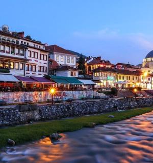 một thành phố có sông, tòa nhà và nhà thờ Hồi giáo