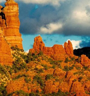 pohled na horu s vysokými skalními útvary