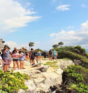 一群人站在悬崖顶上