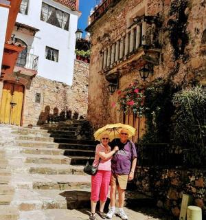 dva lidé stojící v uličce s deštníkem