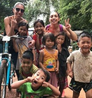 一群孩子站在一辆自行车旁边