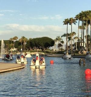 人们乘船在水中