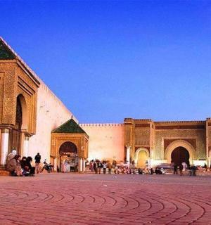 skupina lidí stojících před budovou