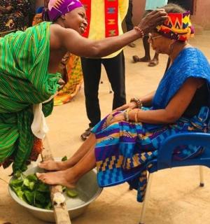 一名女子正在帮另一名女子理发