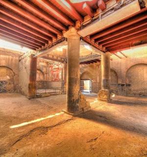 一栋有涂鸦的老建筑里的空房间