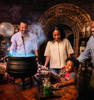 一群人和一个孩子站在烤架旁