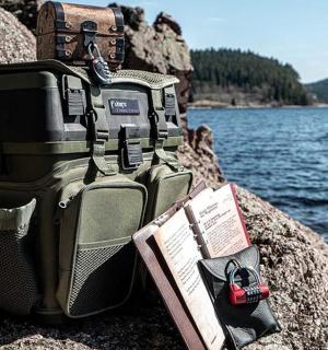 背包放在水体旁边的岩石上