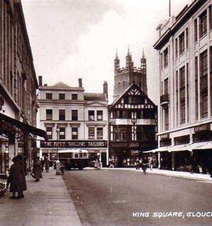 一张黑白照片，照片中是城市街道和建筑物