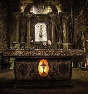 一座在祭坛上竖有十字架的教堂