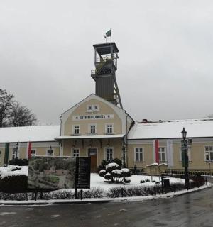 一座黄色的大楼,顶部有一座钟楼