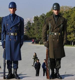 两个男人并排站在停车场