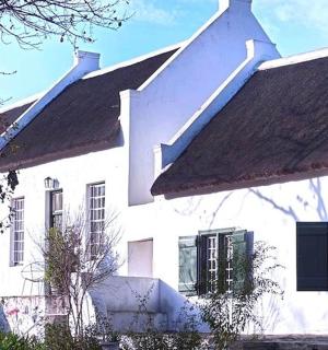 一座黑色屋顶的白色建筑