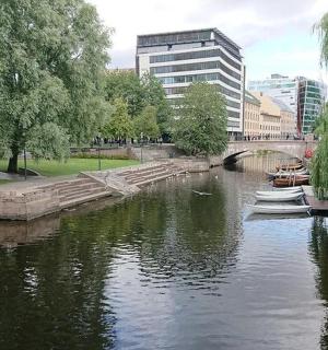 一条有船的河流,一座有桥的城市