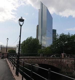 一座横跨河流的桥梁,位于一座有建筑物的城市中