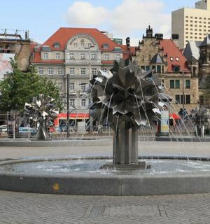 una font al mig d'una ciutat