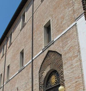 一座砖砌建筑,侧面有一座钟