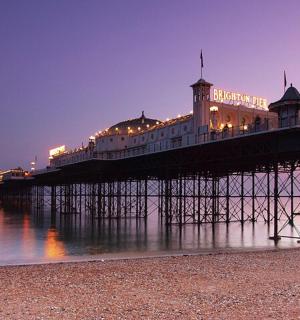 夜晚水上有建筑物的码头
