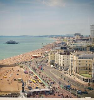 海滩上的建筑物和人群