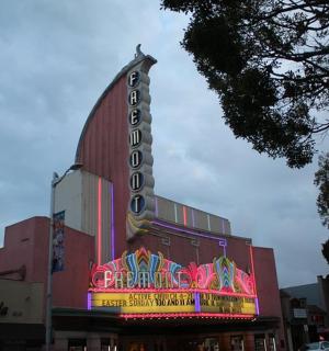 一座挂着霓虹灯的大楼