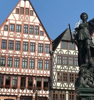 socha před skupinou budov