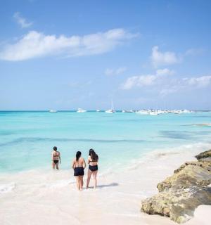 三个女人站在海滩上