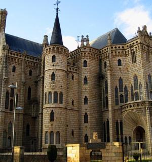 一座带有塔楼的大型石头建筑