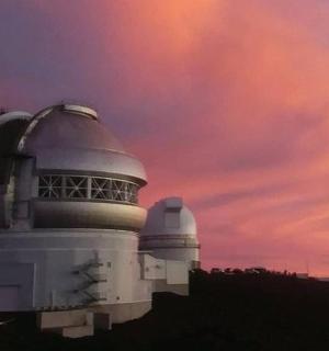 budova se dvěma observatořemi a zataženou oblohou