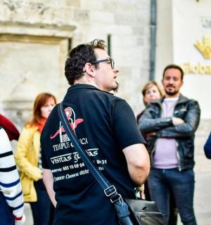 vīrietis stāv cilvēku pūlī