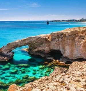 海滩岩石上的拱门