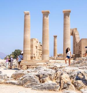 skupina lidí stojících před sloupy