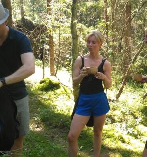 doi bărbați și o femeie stând în pădure