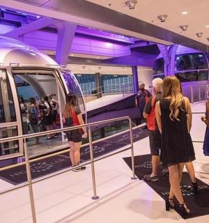 一群等着上火车的人