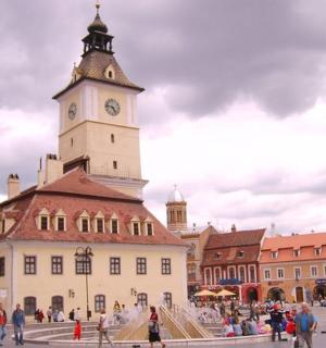 城市里有钟楼的大楼