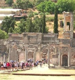 一群人站在建筑物外面