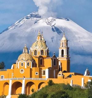 一座橙色的教堂，背景是一座山