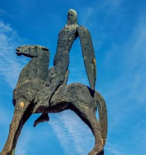 顶部有两只鸟的雕像