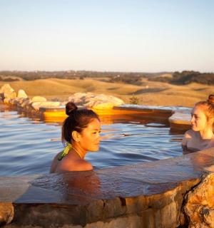 dvě ženy koupoucí se ve vířivce v resortu