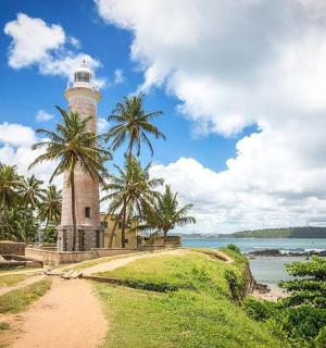 水边山上的灯塔