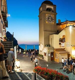 一群人站在一座钟楼外