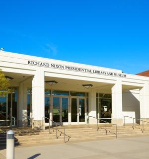 budova s cedulí na průčelí