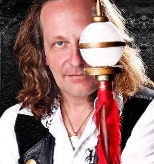 一名男子打扮成一名拿着麦克风的男子