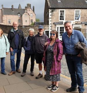 一群人在街上摆姿势拍照