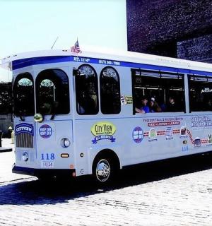 一辆载有乘客的白色巴士