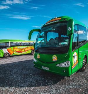 zelený autobus zaparkovaný vedle jiného zeleného autobusu